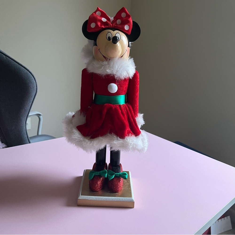 Minnie Mouse nutcracker